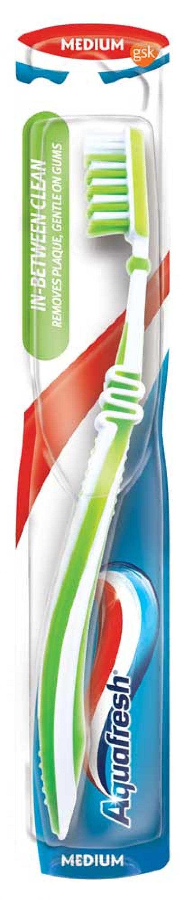 Зубная щетка Aquafresh In-Between Clean средняя жесткость, 1 шт